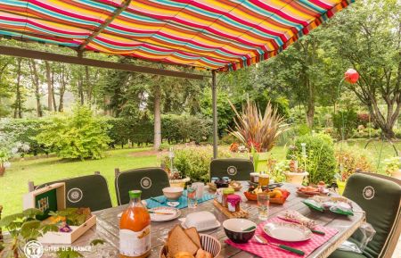Chambre d'h&ocirc;tes n&deg;6505 Caug&eacute; - Eure - Petit d&eacute;jeuner au jardin  vue sur les fleurs 